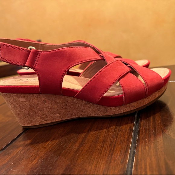 Clarks women’s size 9.5 red wedge platform sandals - Picture 6 of 11